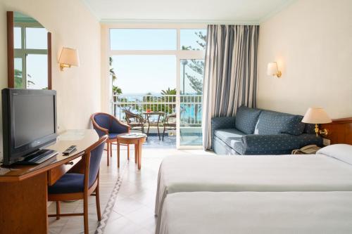 Habitación Familiar con vistas al mar del hotel Vik San Antonio. Foto 2