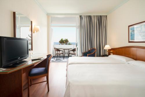 Habitación Doble Confort con vistas al mar del hotel Vik San Antonio. Foto 3