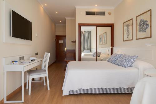 Habitación familiar Vista Mar Vista Jardín Balcón o Terraza 2 Camas individuales 1 Cama doble del hotel Vik San Antonio. Foto 5