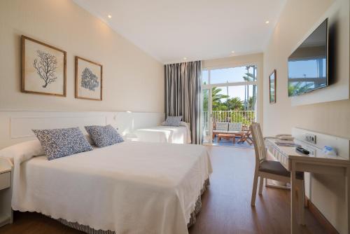 Habitación Familiar con vistas al jardín del hotel Vik San Antonio. Foto 9