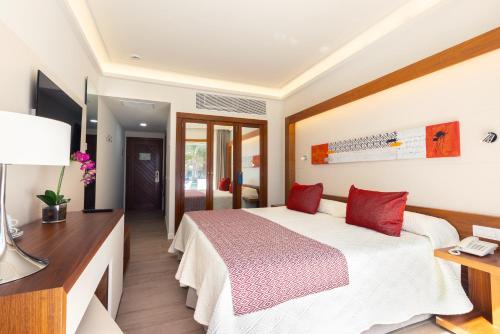 Habitación doble 3 camas individuales del hotel Hipotels La Geria. Foto 1