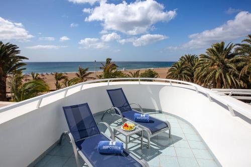 Suite Junior con vistas a la piscina del hotel Hipotels La Geria