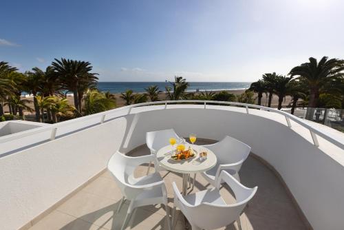 Suite Junior con vistas a la piscina del hotel Hipotels La Geria. Foto 6