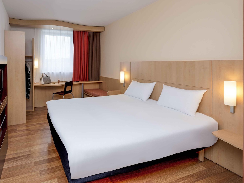 Habitación con 1 cama doble equipada con la nueva ropa de cama del hotel Ibis Esch Belval