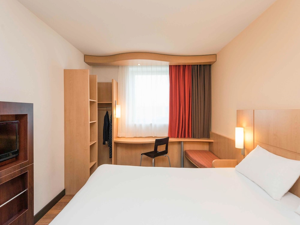 Habitación con 1 cama doble equipada con la nueva ropa de cama del hotel Ibis Esch Belval. Foto 1