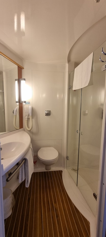 Habitación con 1 cama doble equipada con la nueva ropa de cama del hotel Ibis Esch Belval. Foto 4