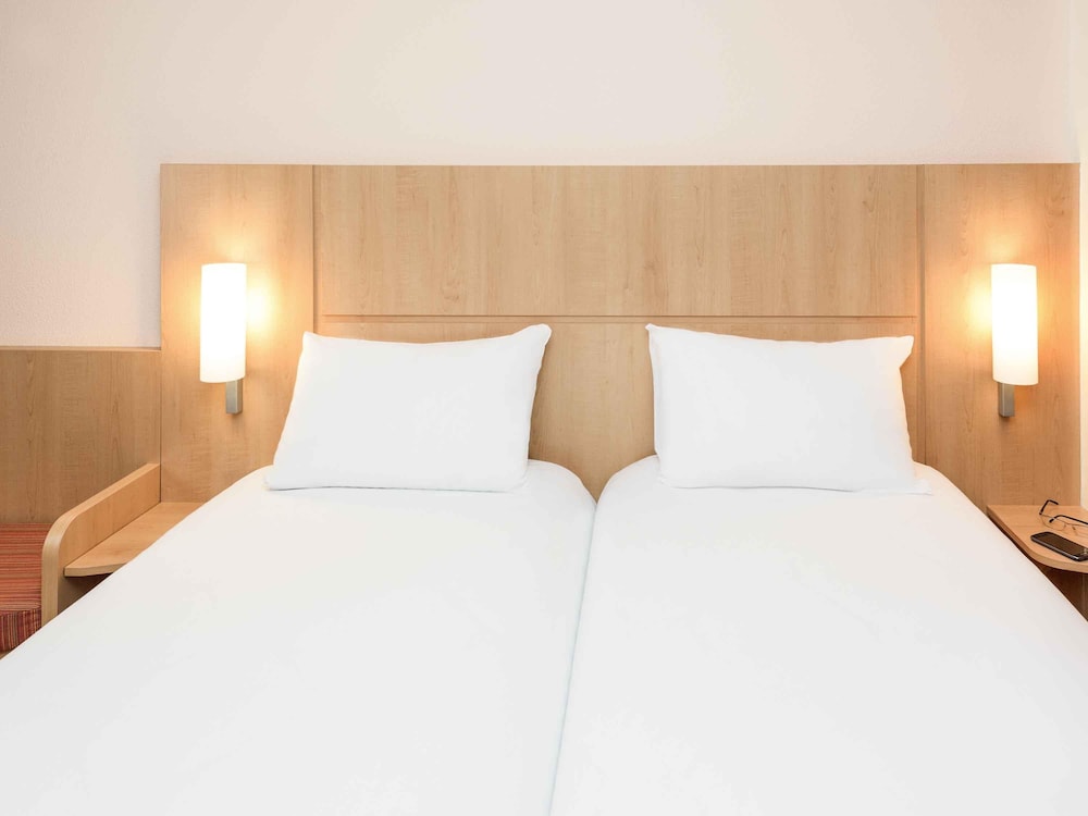 Habitación con 2 camas individuales equipada con la nueva ropa de cama del hotel Ibis Esch Belval