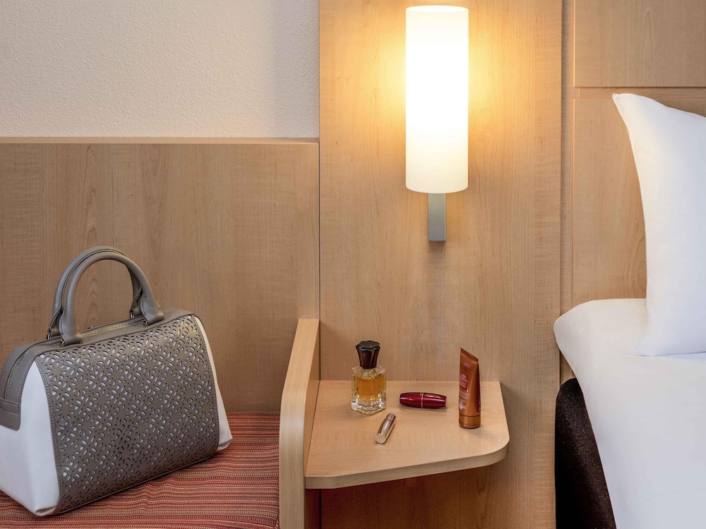 Habitación con 2 camas individuales equipada con la nueva ropa de cama del hotel Ibis Esch Belval. Foto 2