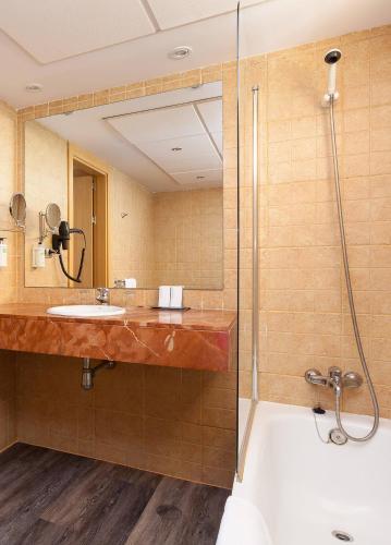 Habitación Familiar con vistas al mar del hotel Sol Lanzarote. Foto 1