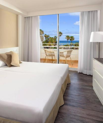 Habitación Familiar con vistas al mar del hotel Sol Lanzarote. Foto 6