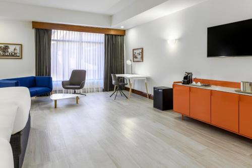Suite Estudio con cama extragrande del hotel Radisson San Jose-costa Rica. Foto 1