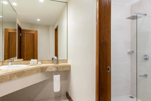 Suite Estudio con cama extragrande del hotel Radisson San Jose-costa Rica. Foto 5
