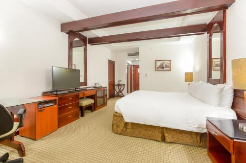 Habitación Estándar - Cama extragrande del hotel Radisson San Jose-costa Rica. Foto 1