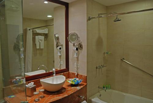 Habitación Doble Estándar con 2 camas grandes del hotel Radisson San Jose-costa Rica. Foto 2