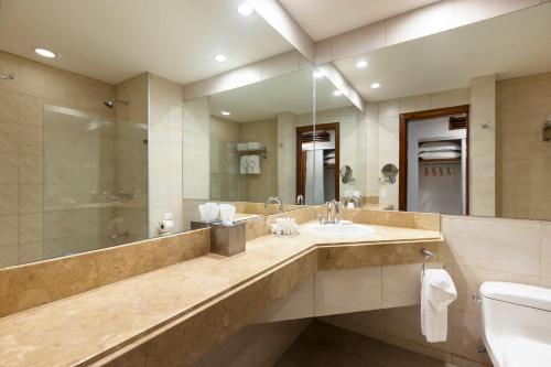 Habitación Doble Premium con 2 camas dobles del hotel Radisson San Jose-costa Rica. Foto 3