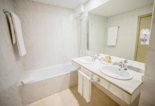 Habitación doble Vista Mar Vista Piscina Vista Jardin Superior Vista ciudad Sofá Cama incluido 2 Camas individuales del hotel Beatriz Playa and Spa. Foto 3