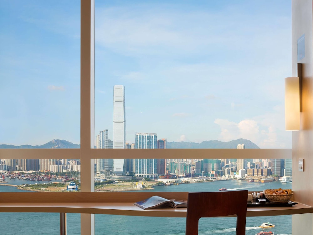 Habitación Standard con vistas al puerto y 1 cama queen size del hotel Ibis Hong Kong Central and Sheung Wan. Foto 1