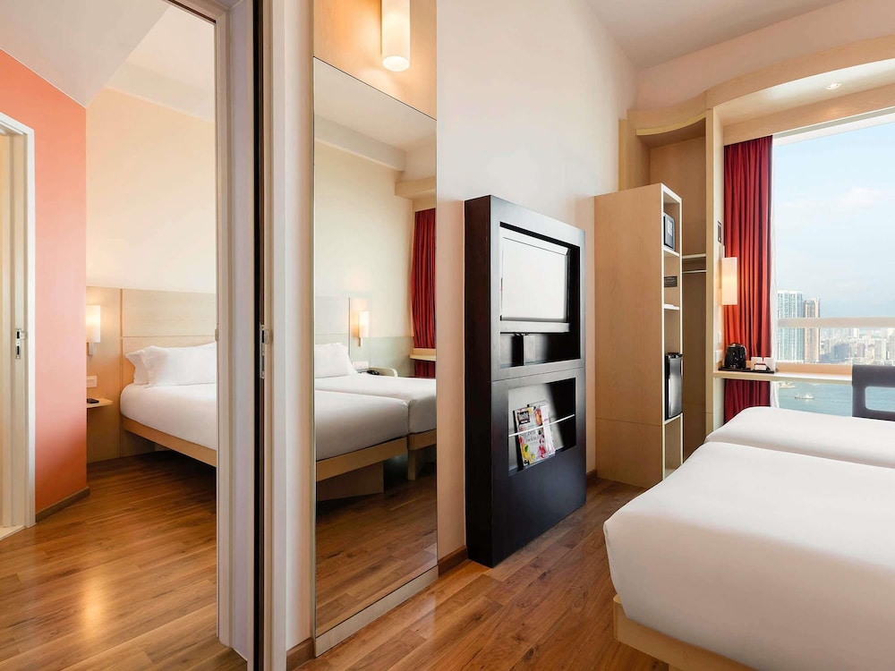 Habitación familiar con 1 cama queen size y 2 camas individuales del hotel Ibis Hong Kong Central and Sheung Wan