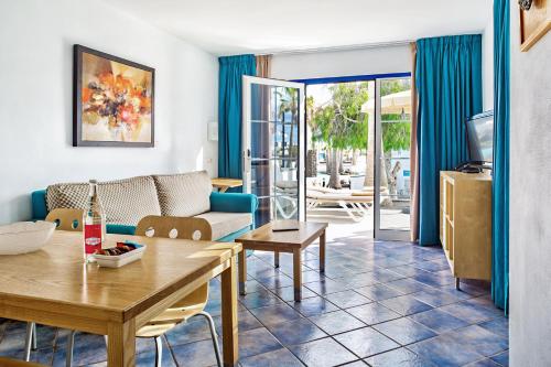 Apartamento Vista Jardín Balcón o Terraza Interior Con Cocina 1 habitación 2 Camas individuales del hotel Nautilus Lanzarote. Foto 10