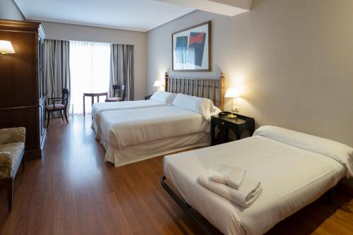 Habitación Doble con cama supletoria - 1 o 2 camas del hotel Barceló León Conde Luna. Foto 1