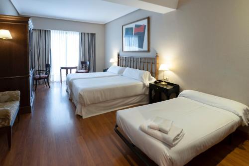 Habitación Doble con cama supletoria - 1 o 2 camas del hotel Barceló León Conde Luna. Foto 2