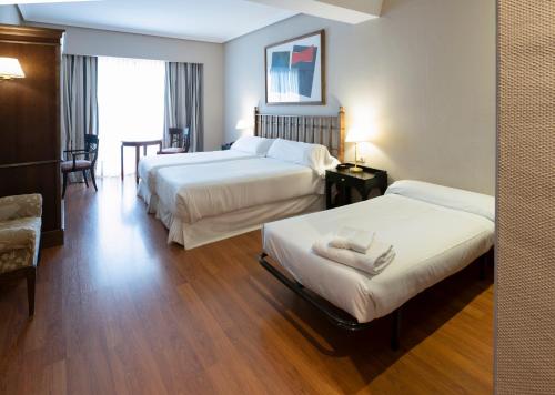 Habitación Doble con cama supletoria - 1 o 2 camas del hotel Barceló León Conde Luna. Foto 3
