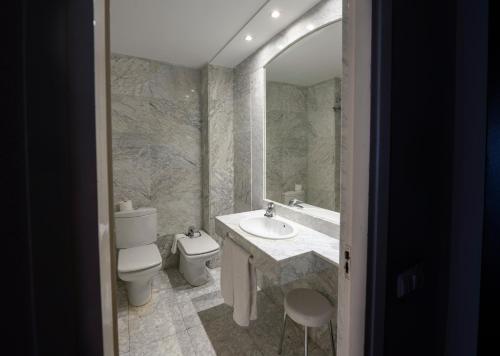 Habitación Doble con cama supletoria - 1 o 2 camas del hotel Barceló León Conde Luna. Foto 4