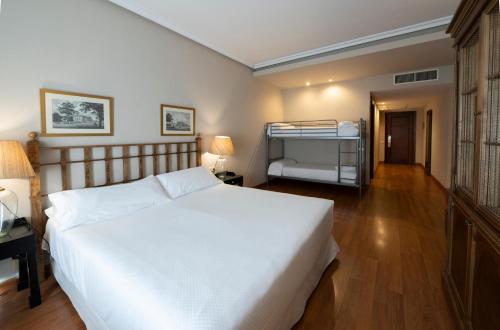 Habitación cuádruple del hotel Barceló León Conde Luna