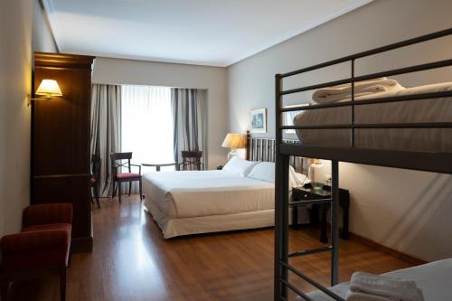 Habitación cuádruple del hotel Barceló León Conde Luna. Foto 1