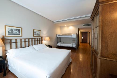 Habitación cuádruple del hotel Barceló León Conde Luna. Foto 2