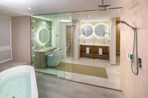 Suite del hotel Grand Sirenis Punta Cana Resort & Aquagames. Foto 6