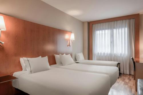 Habitación Triple - 2 camas del hotel Ac León San Antonio By Marriott