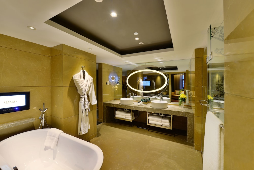 Suite Familiar, 1 Dormitorio con salón, 1 cama King - Size y 1 sofá - cama doble del hotel Sofitel Zhengzhou International. Foto 4