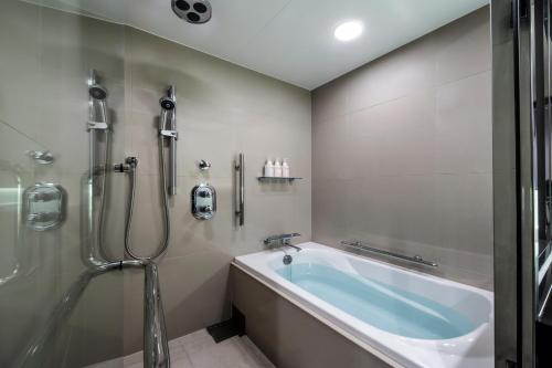 Habitación doble con 2 camas Deluxe con baño independiente del hotel The Royal Park Kyoto Sanjo. Foto 2