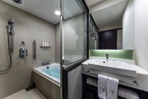 Habitación doble con 2 camas Deluxe con baño independiente del hotel The Royal Park Kyoto Sanjo. Foto 3