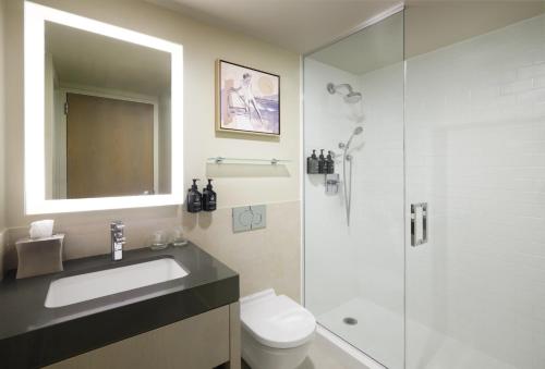 Premium King Room with Poolside Terrace - Communications Accessible del hotel Indigo Long Insland East End. Foto 2