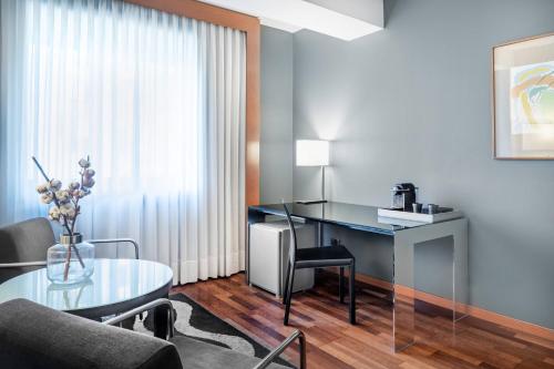 Suite Junior con cama extragrande del hotel Ac Ponferrada By Marriott. Foto 1