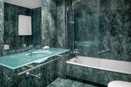 Suite Junior con cama extragrande del hotel Ac Ponferrada By Marriott. Foto 5