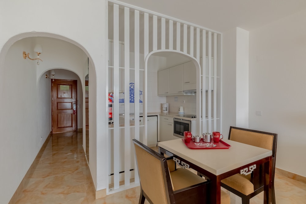 Estudio Deluxe del hotel Grand Muthu Oura View Beach Club. Foto 2