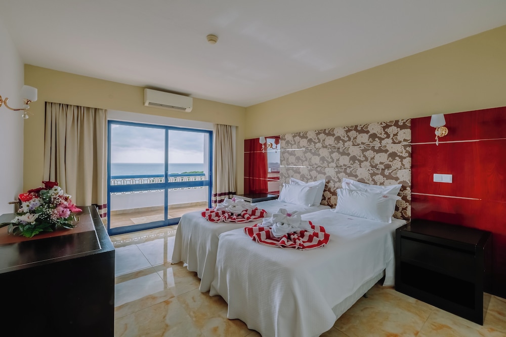 Apartamento Lujo Balcón o Terraza Con Cocina 1 habitación Vista Mar o Piscina Sofá Cama incluido 2 Camas individuales Normal del hotel Grand Muthu Oura View Beach Club. Foto 1