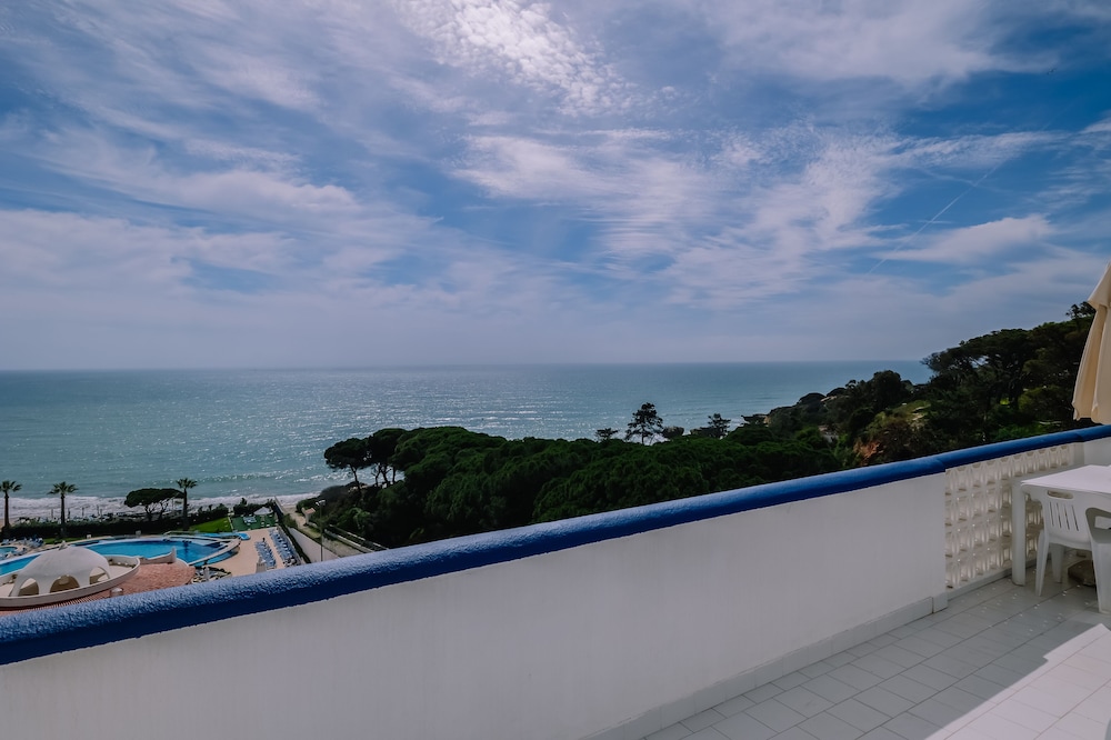 Apartamento Balcón o Terraza Con Cocina 1 Cama king 2 habitaciones Vista Mar o Piscina Normal del hotel Grand Muthu Oura View Beach Club. Foto 6