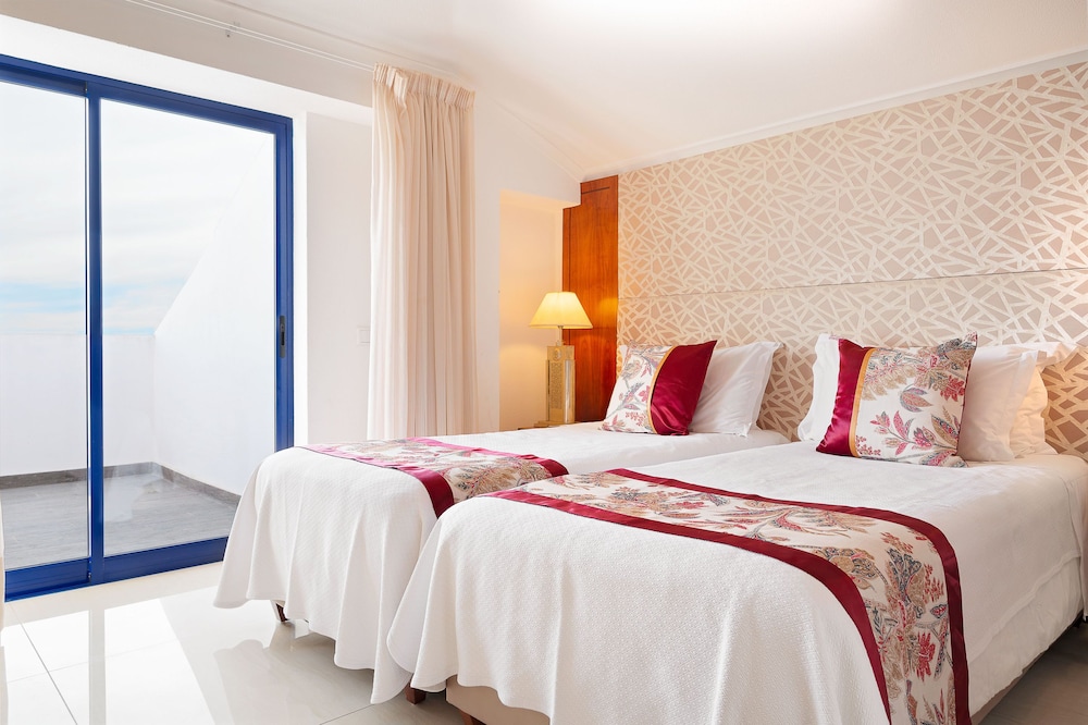 Grand Suite de dos dormitorios del hotel Grand Muthu Oura View Beach Club. Foto 1