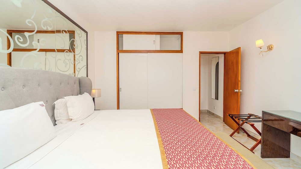 Habitación Deluxe del hotel Grand Muthu Oura View Beach Club. Foto 2