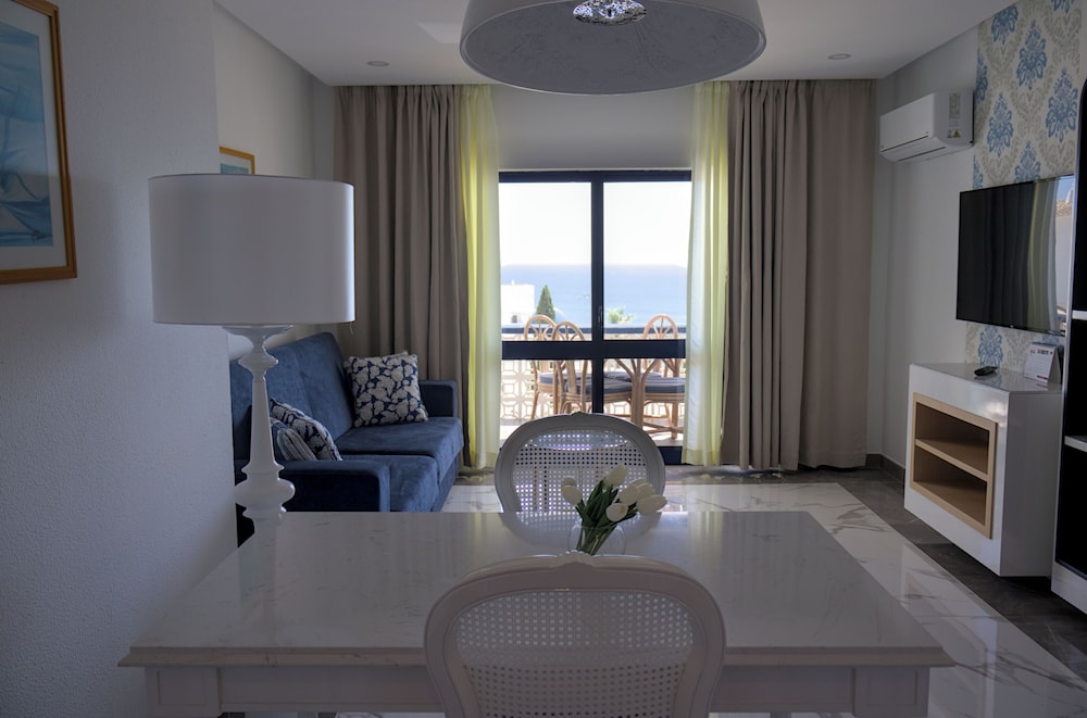 Apartamento Premier, 1 habitación (Sea or Pool View) del hotel Grand Muthu Oura View Beach Club. Foto 2