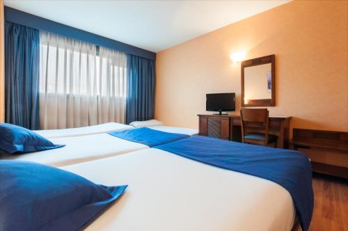 Habitación Cuádruple Confort del hotel Las Provincias. Foto 9