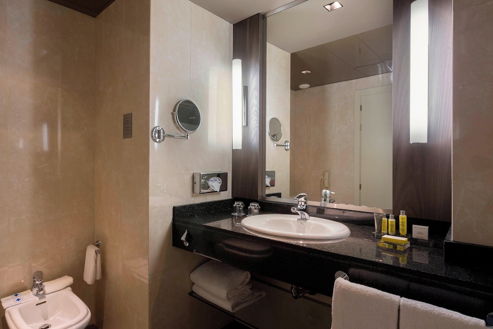 Habitación ejecutiva, 1 cama de matrimonio grande del hotel Madrid Marriott Auditorium and Conference Center. Foto 8