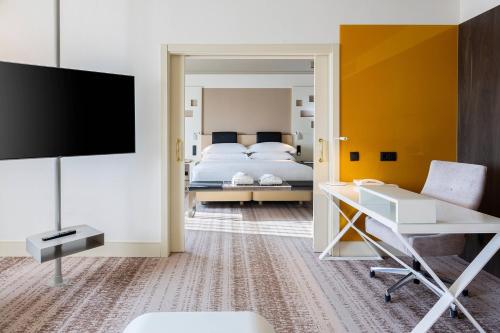 Suite Executive con cama extragrande y acceso al salón del hotel Madrid Marriott Auditorium and Conference Center. Foto 4