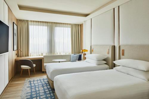 Habitación Doble Superior con vistas a la ciudad - 2 camas del hotel Madrid Marriott Princesa Plaza