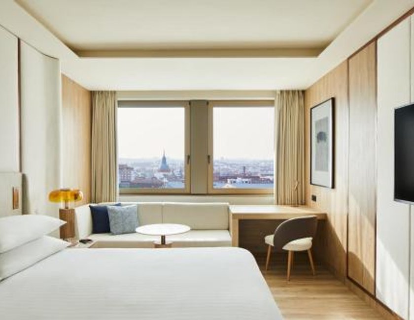 Habitación panorámica con cama extragrande - Acceso al salón M Club del hotel Madrid Marriott Princesa Plaza