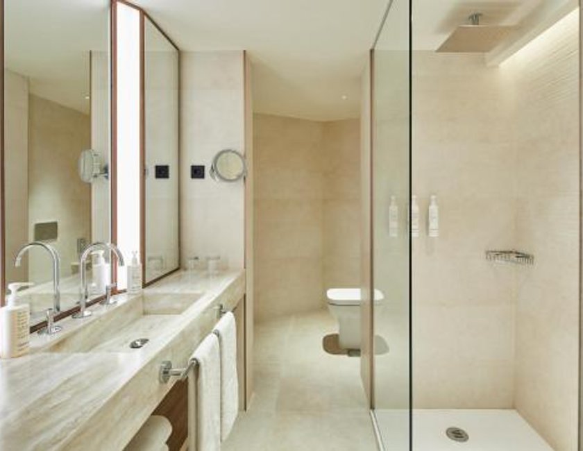 Habitación panorámica con cama extragrande - Acceso al salón M Club del hotel Madrid Marriott Princesa Plaza. Foto 4